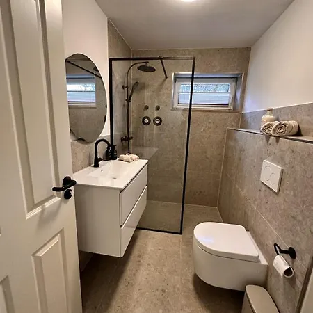 Stylisches 2-raum-apartment - In Center Parc Naehe شقة